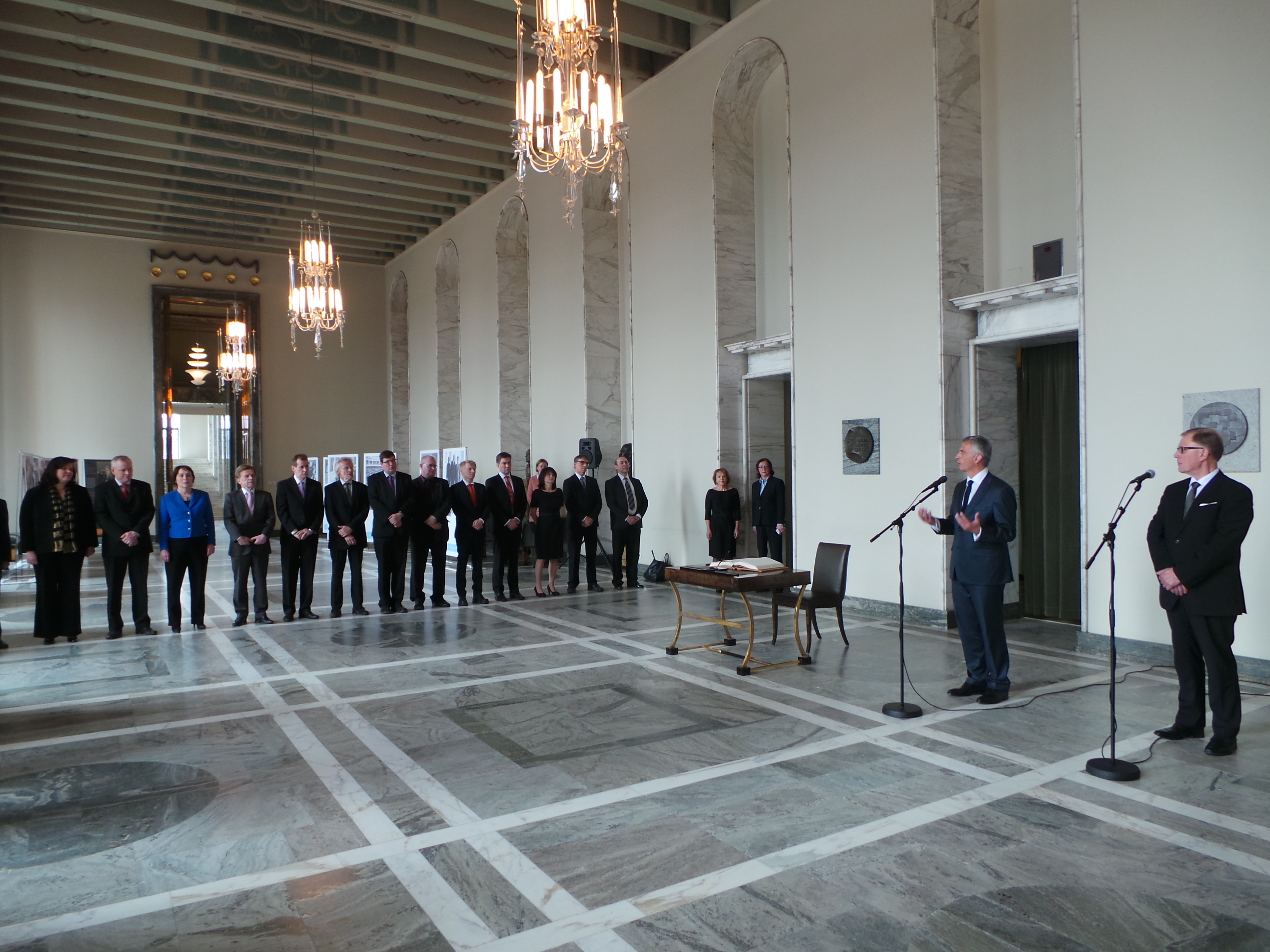 Didier Burkhalter discusses with Finnish members of parliament in Helsinki.