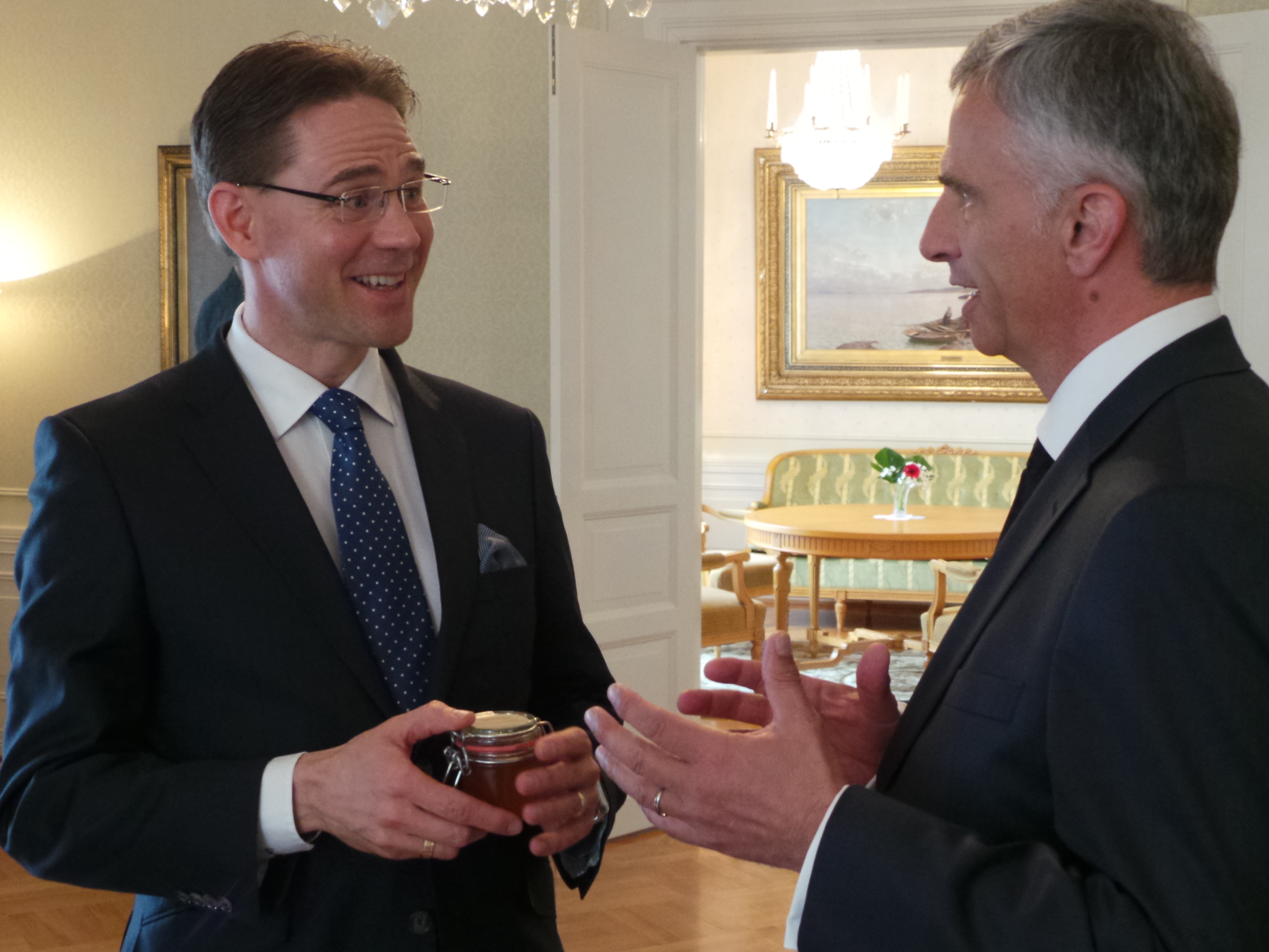 Didier Burkhalter and the Finnish Minister of Foreign Affairs, Erkki Tuomioja.