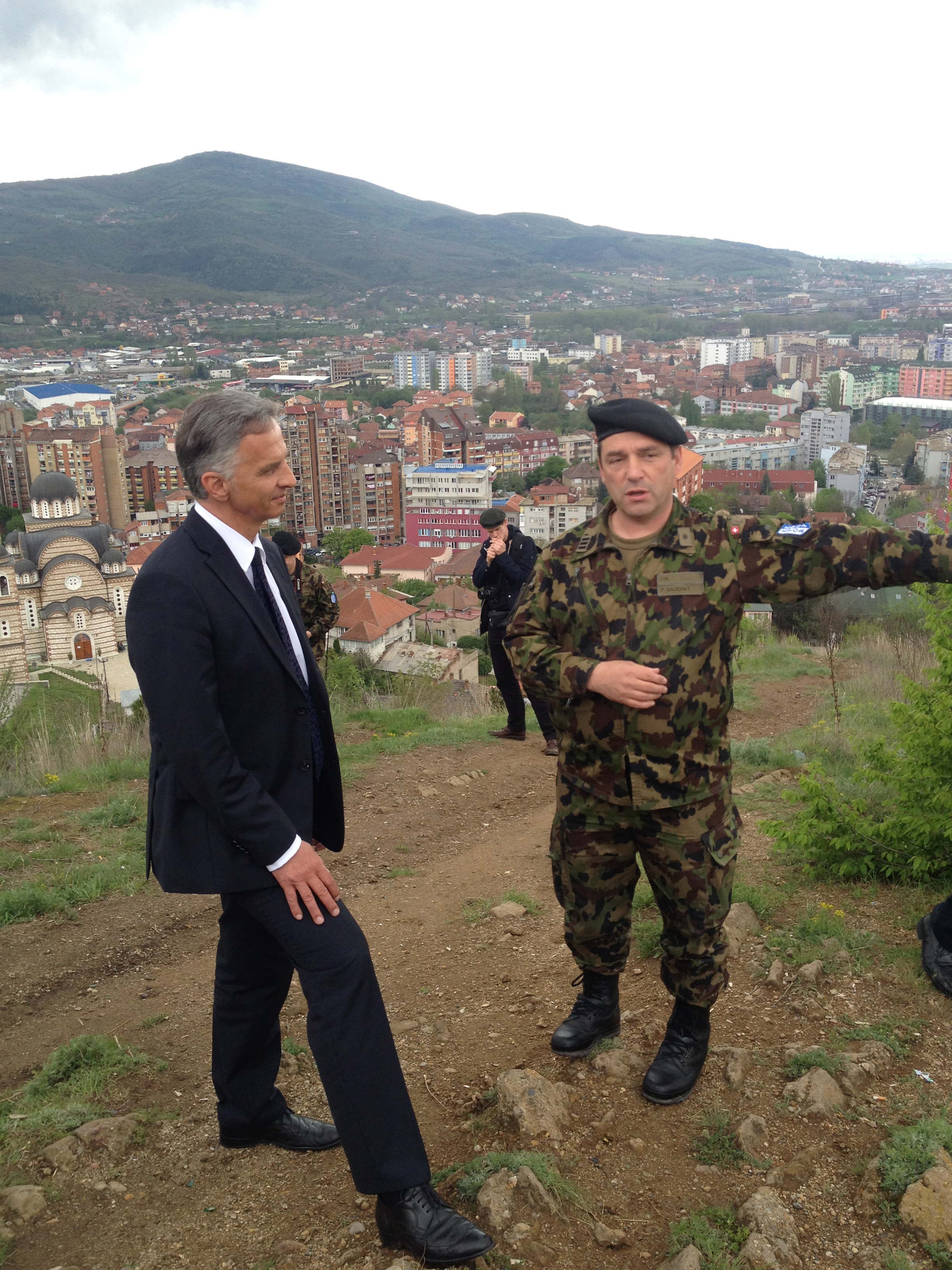 Il presidente della Confederatione Didier Burkhalter e il colonnello Patrick Gauchat parlano delle attività della Swisscoy nel nord del Kosovo
