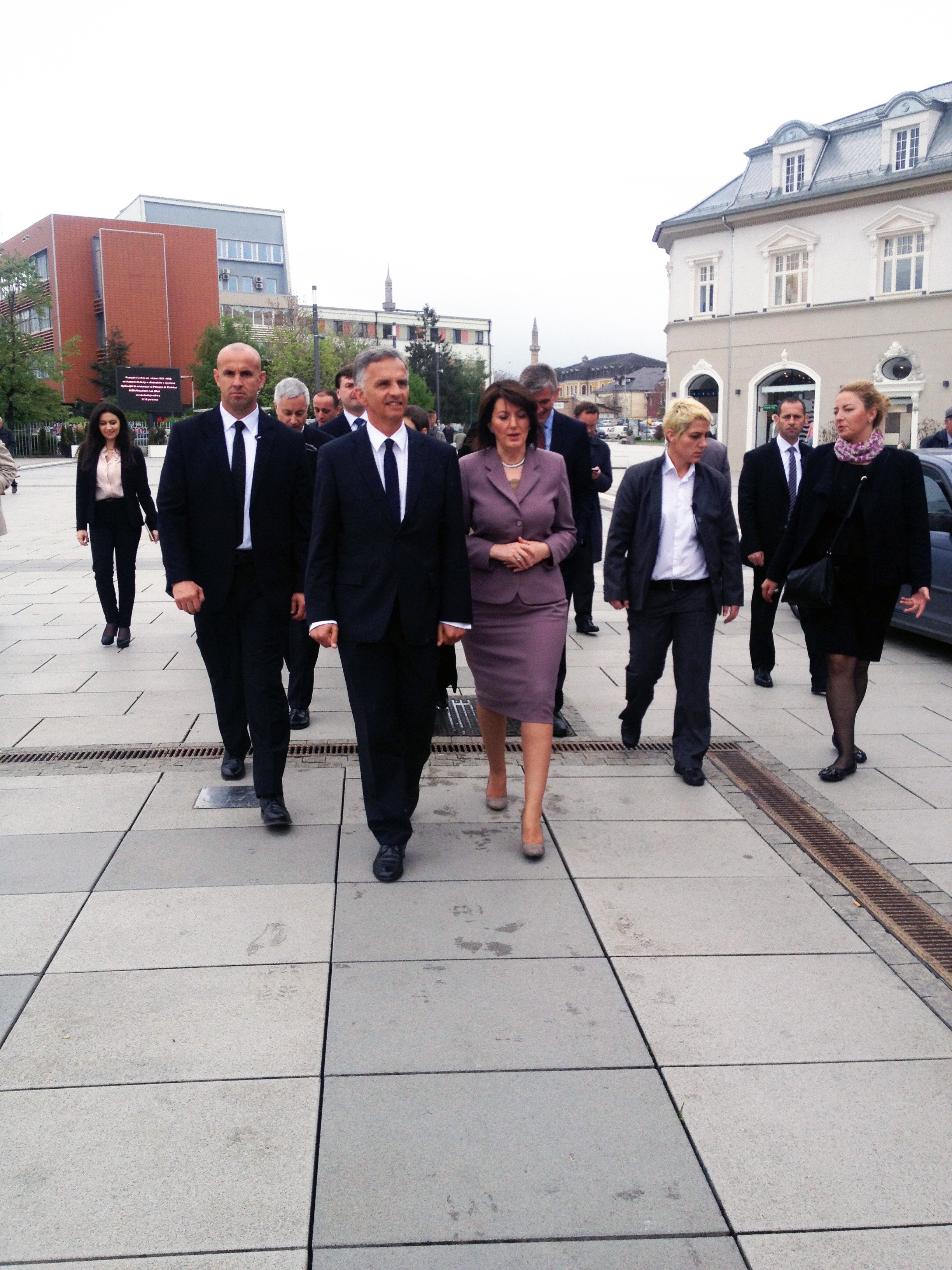 Didier Burkhalter e Atifete Jahjaga, presidente del Kosovo passeggiando per le strade di Pristina