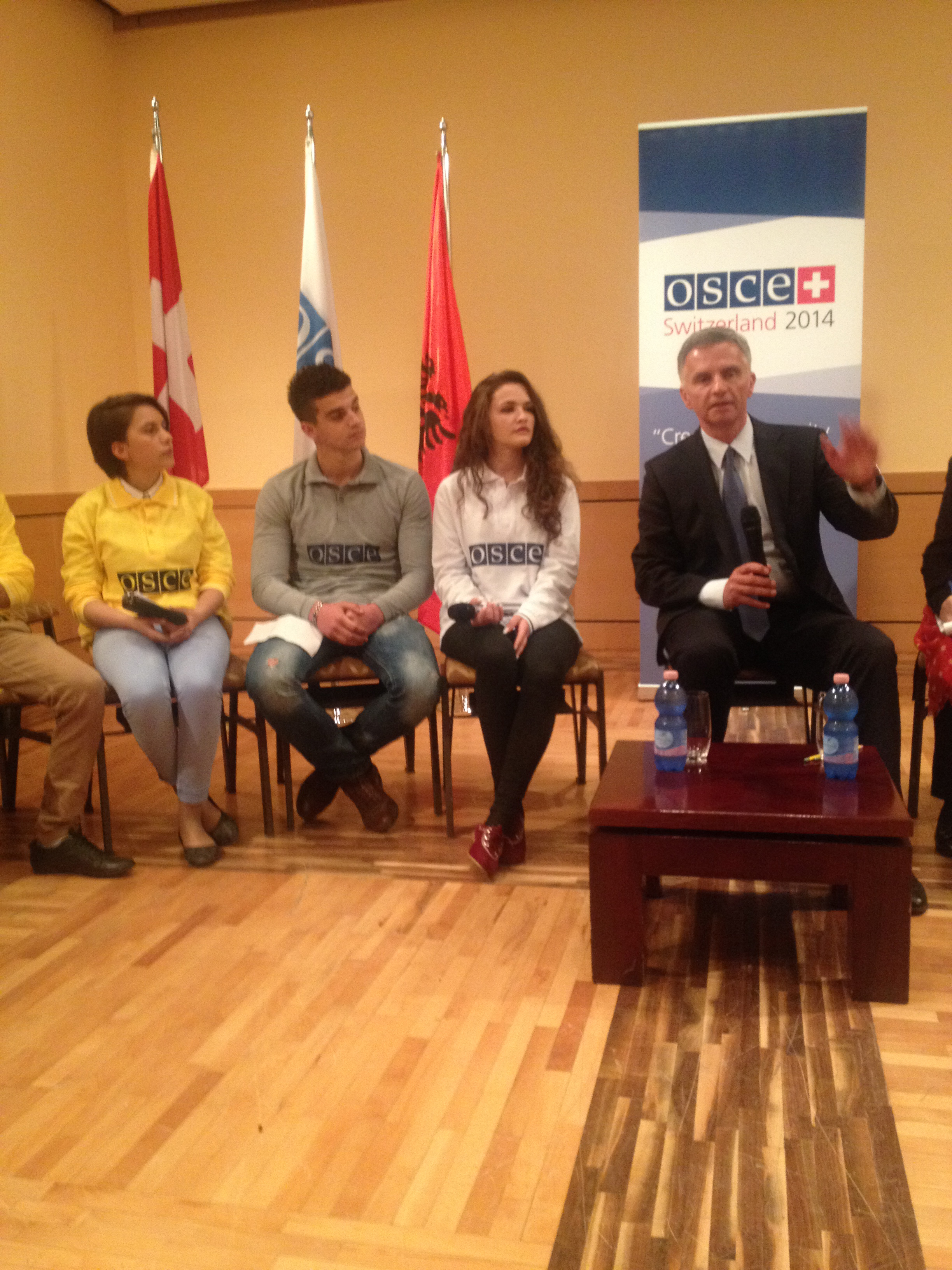 A Tirana Didier Burkhalter incontra dei giovani albanesi ad un corso di civismo organizzato dall‘OSCE
