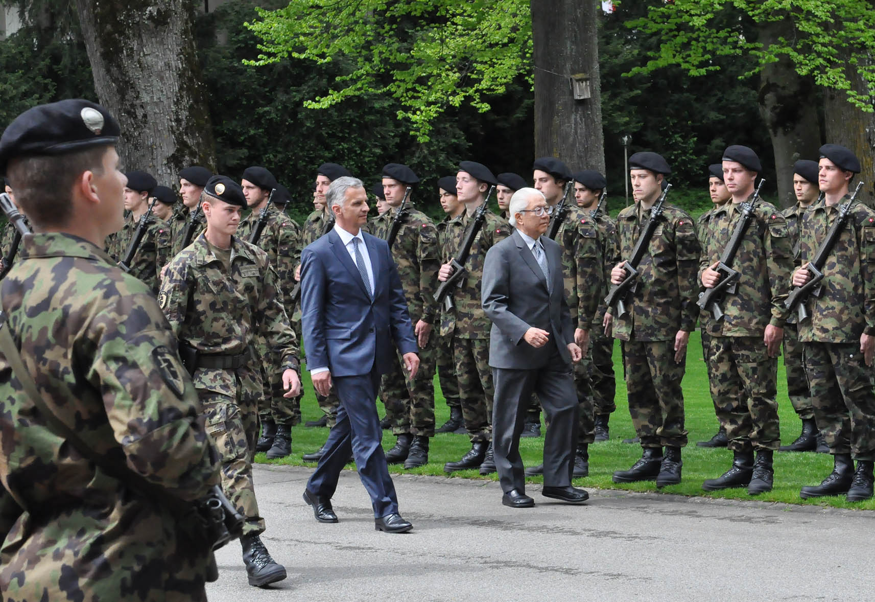 Didier Burkhalter und Tony TAN Keng Yam schreiten die Ehrengarde ab.