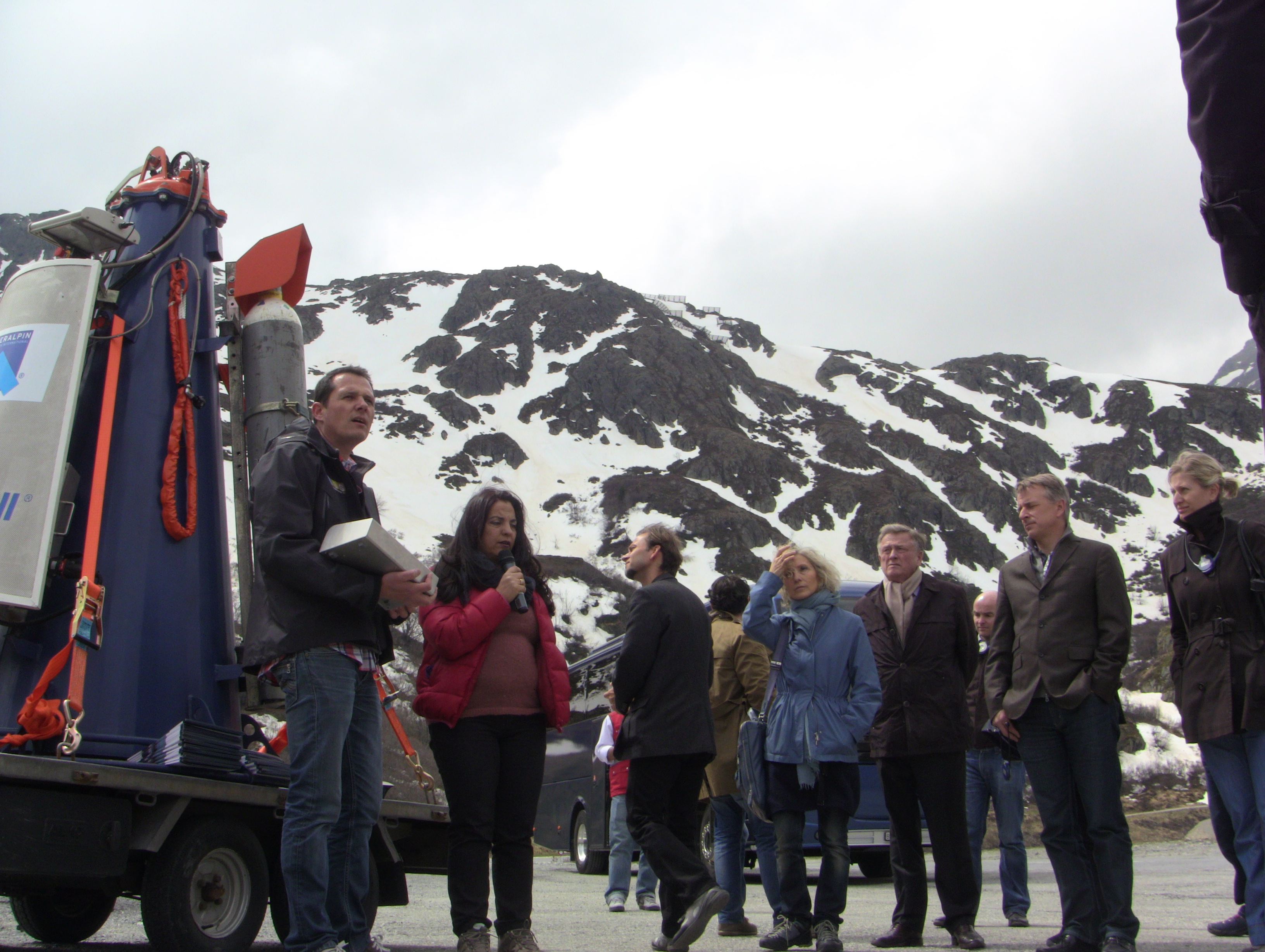 Participants à l’excursion sur la route du col du Grand-Saint-Bernard : les routes doivent être protégées contre les dangers naturels