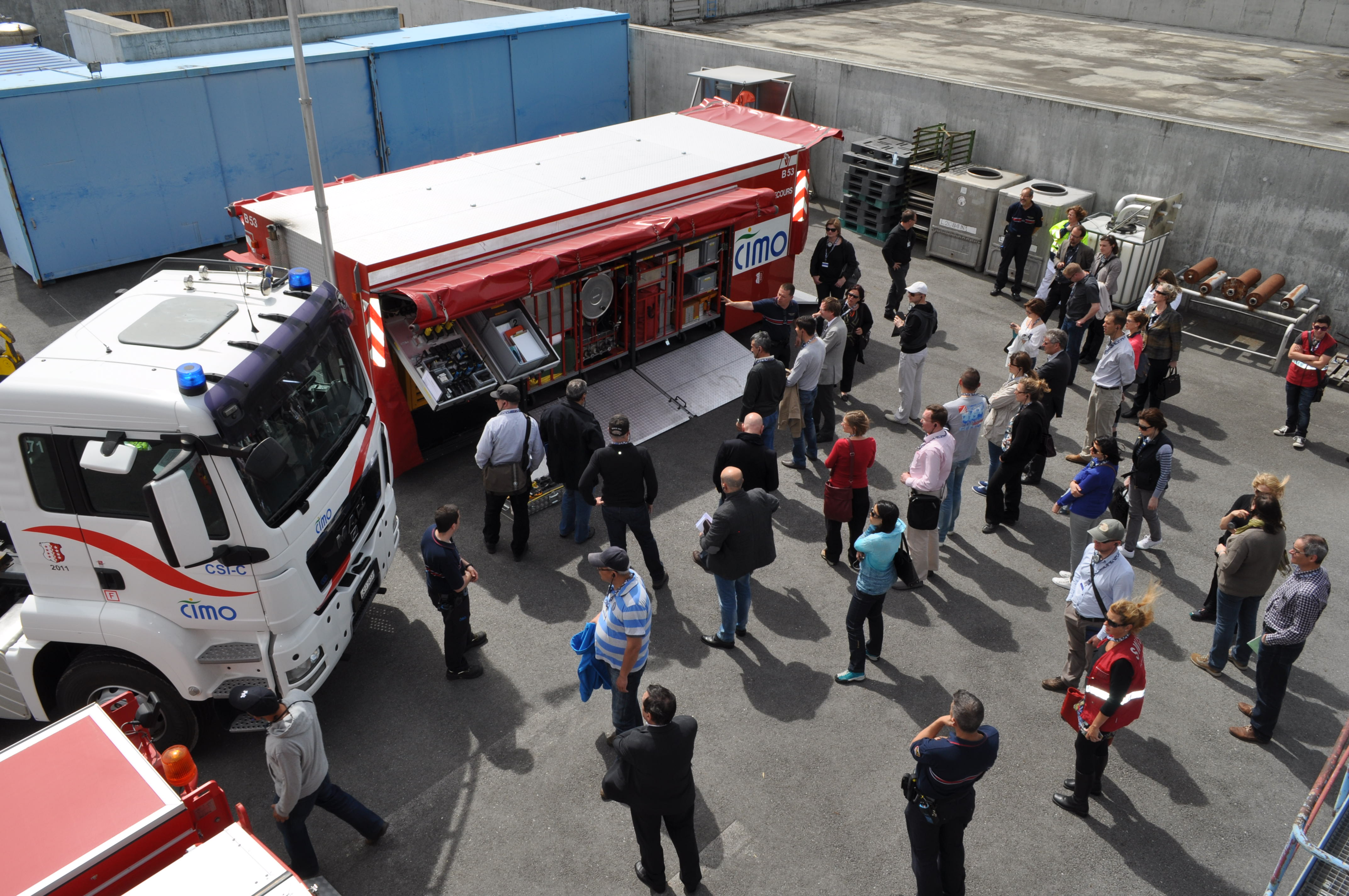 I partecipanti all'escursione visitano la CIMO, un’azienda chimica che dev'essere dotata di equipaggiamento adeguato per intervenire in caso d'incidente