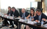 Il direttore dell’ufficio della DSC a Dušanbe Peter Mikula, l’ambasciatore Markus Müller (capo dell’Ufficio dell’OSCE in Tagikistan) e il mediatore tagico Zarif Alizoda all’inaugurazione della conferenza