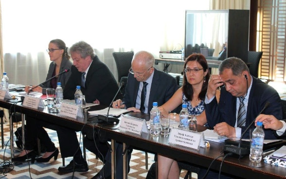 Der Direktor des DEZA-Büros in Duschanbe, Peter Mikula, Botschafter Markus Müller (Chef des OSZE-Büros in Tadschiksitan) und der tadschikischen Ombudsmann Zarif Alizoda an der Eröffnung der Konferenz 