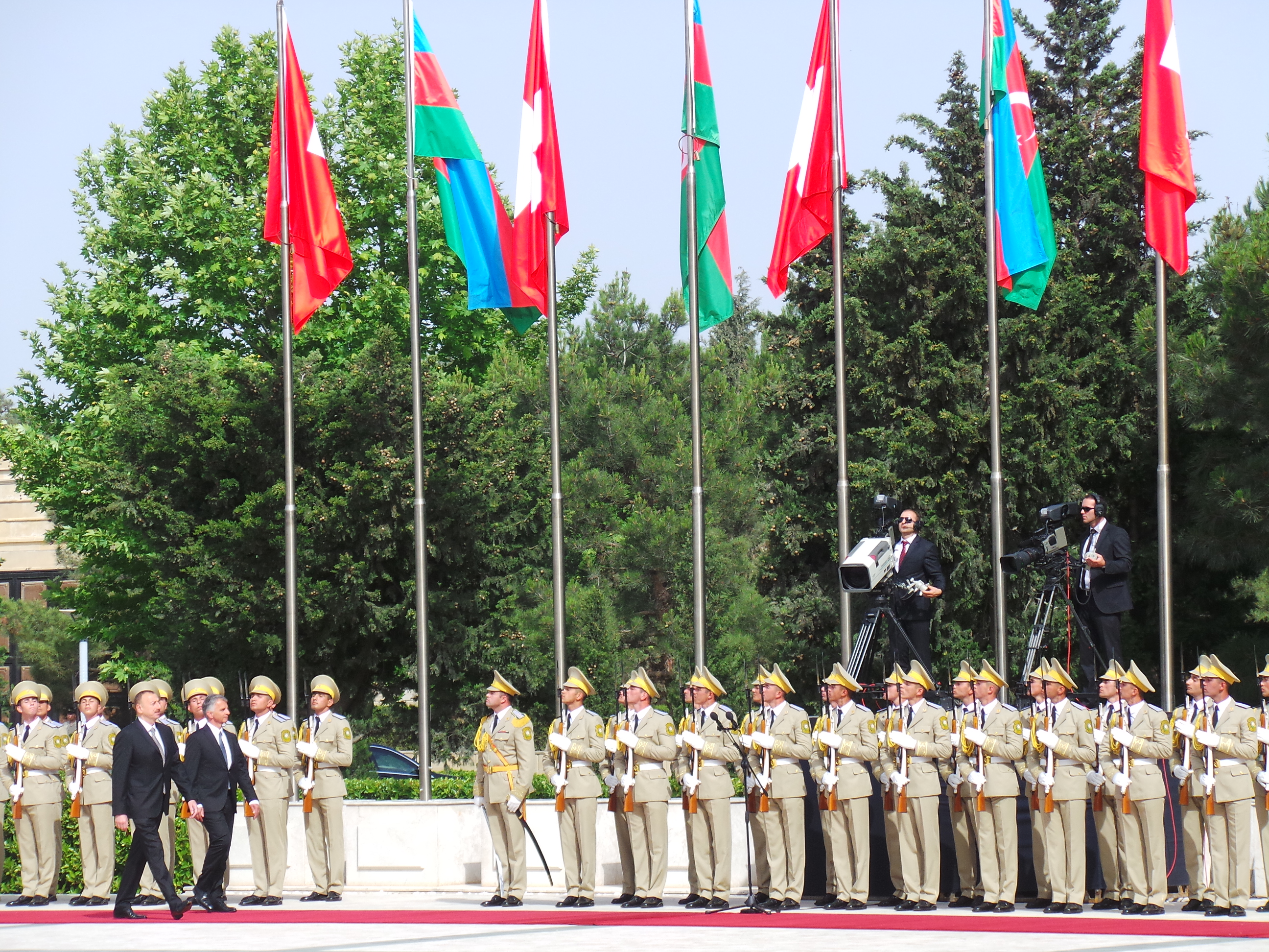 Bundespräsident Didier Burkhalter bei der Begrüssung durch den aserbaidschanischen Präsidenten Ilham Aliyev in Baku