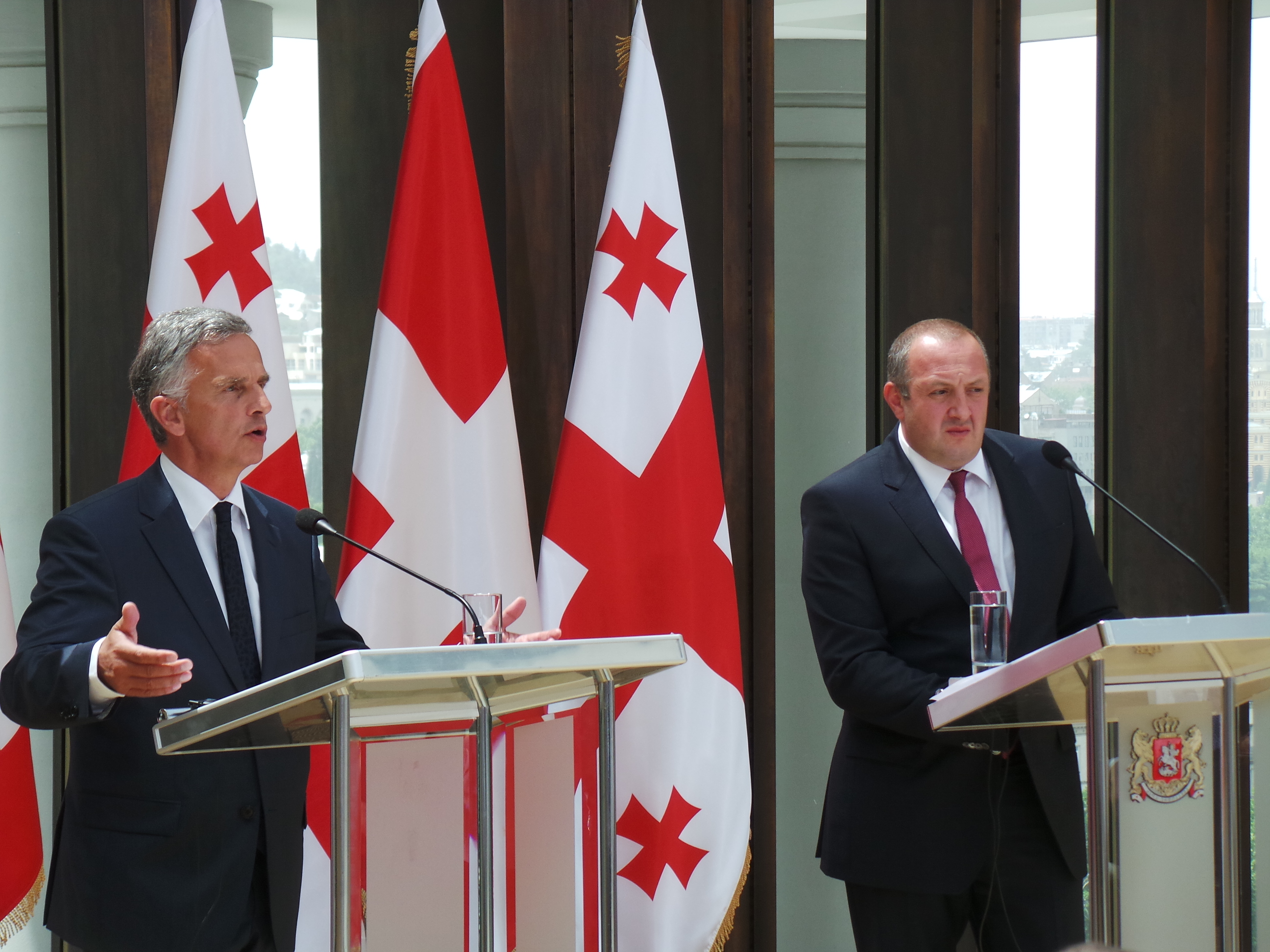 Bundespräsident Didier Burkhalter und der georgische Präsident Giorgi Margvelashvili bei der Pressekonferenz.