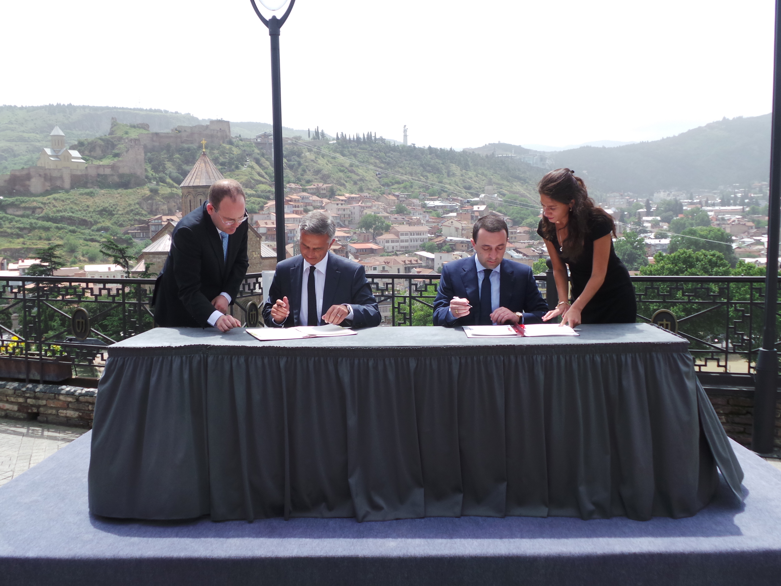 Bundespräsident Didier Burkhalter und der georgische Premierminister Irakli Garibashvili unterzeichnen in Tbilisi ein Investitionsschutzabkommen zwischen der Schweiz und Georgien.