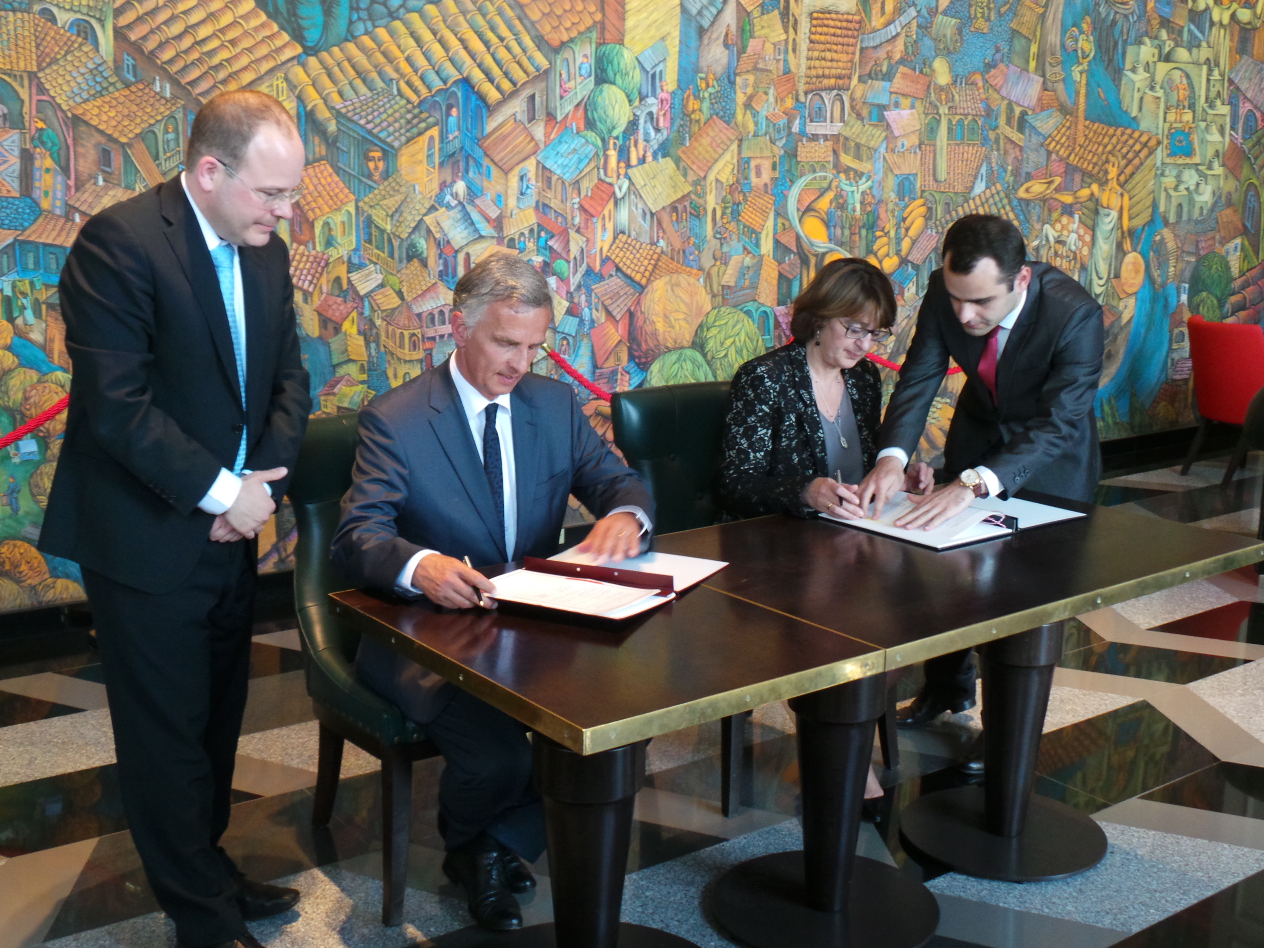 Bundespräsident Didier Burkhalter und die georgische Aussenministerin Maia Panjikidze unterzeichnen eine Vereinbarung (Memorandum of understanding) über die Zusammenarbeit der Aussenministerien der Schweiz und Georgiens. 