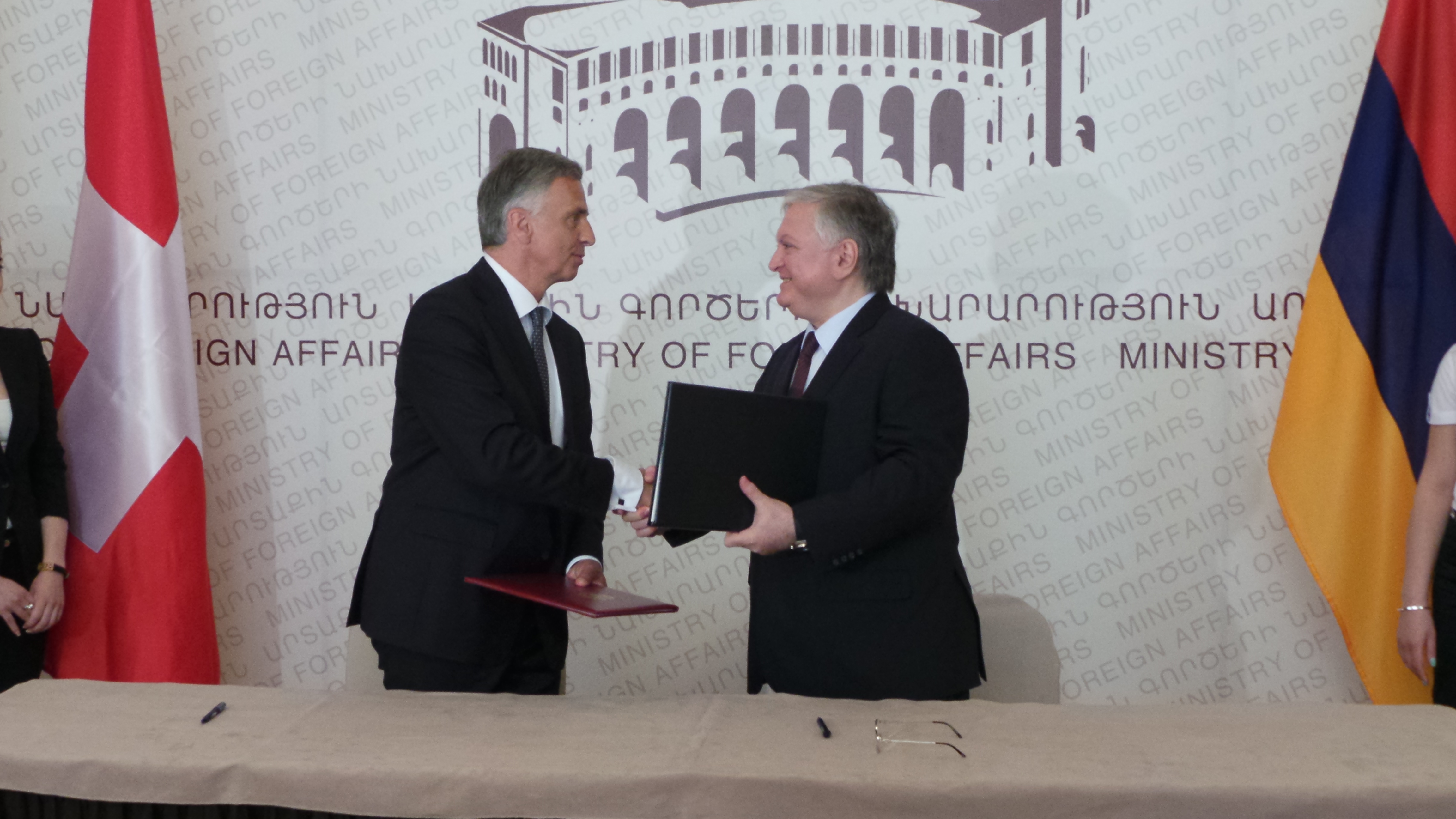 Bundespräsident Didier Burkhalter und der armenische Aussenminister Edouard Nalbandian unterzeichnen eine Vereinbarung über die Zusammenarbeit der Aussenministerien der Schweiz und Armeniens.