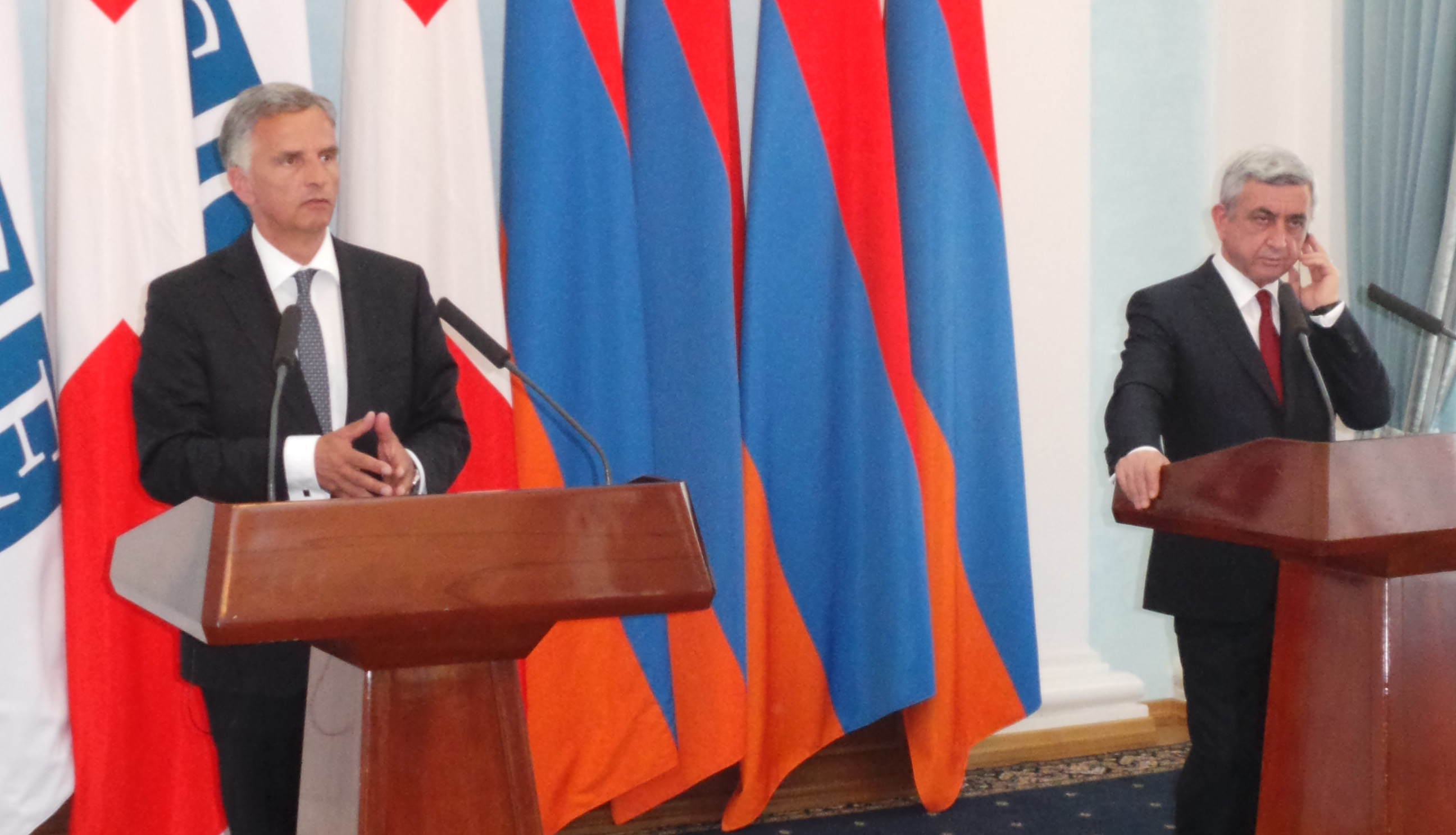 Bundespräsident Didier Burkhalter spricht bei der Medienkonferenz nach dem Gespräch mit dem armenischen Präsidenten Serzh Sargsyan.