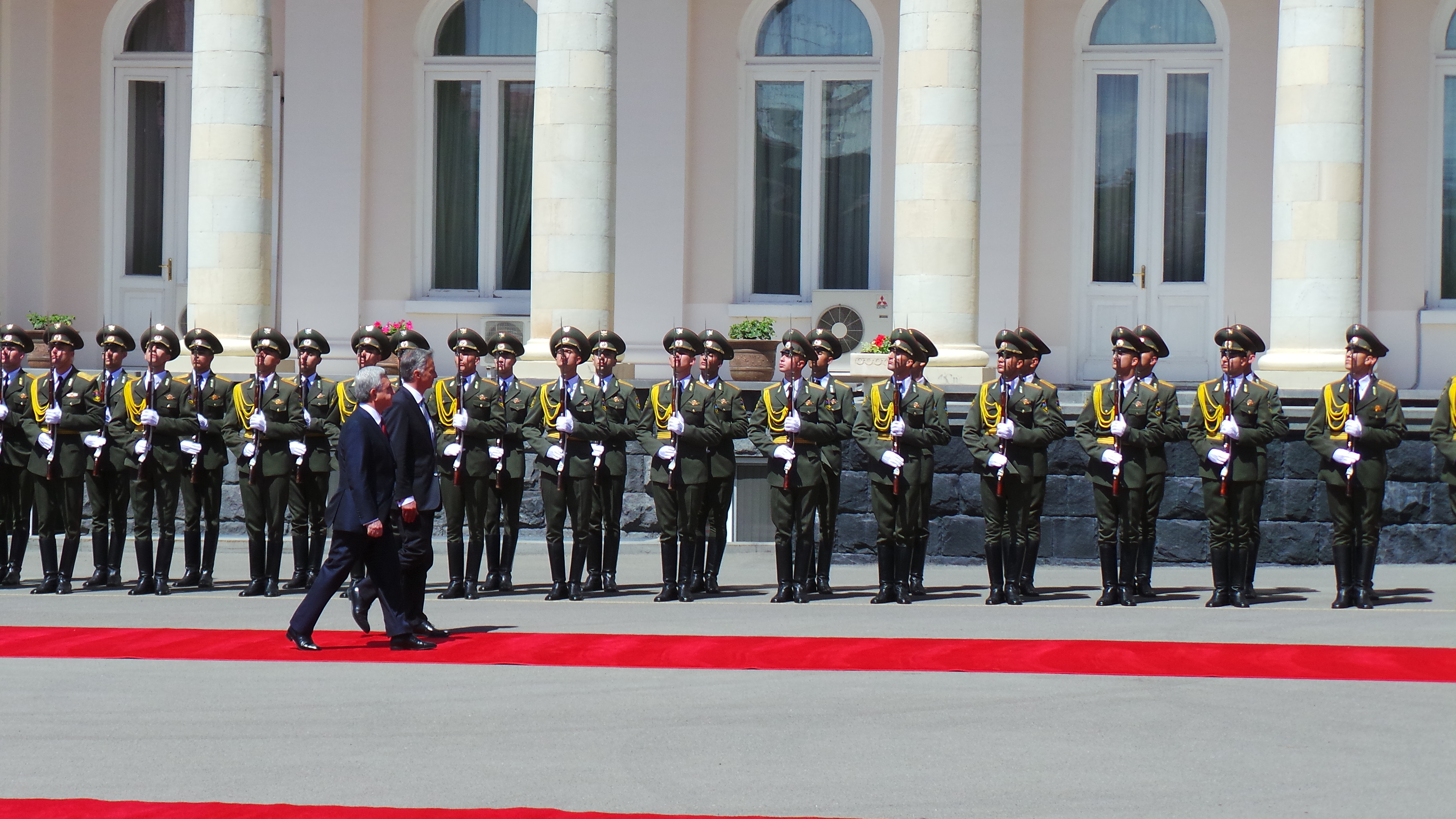 Bundespräsident Didier Burkhalter bei der Begrüssungszeremonie mit dem armenischen Präsidenten Serzh Sargsyan.
