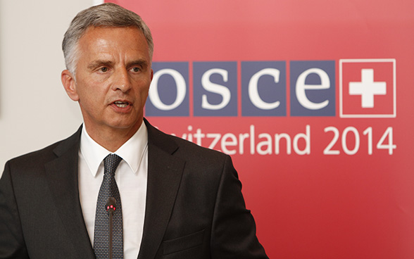 Didier Burkhalter, Vorsitzender der OSZE, beantwortet Fragen an der Medienkonferez zur OSZE-Jahreskonferenz zu Sicherheitsfragen in Wien