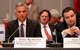 Il ministro degli esteri svizzero e presidente dell’OSCE Didier Burkhalter e il ministro degli esteri serbo Ivica Dačić durante l’inaugurazione della Conferenza annuale sulle questioni di sicurezza 2014 a Vienna