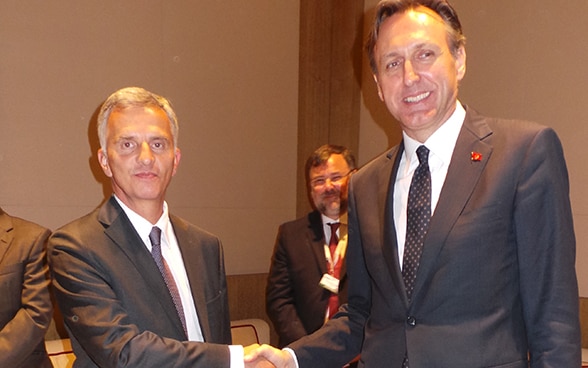 Il presidente della Confederazione Didier Burkhalter, presidente in carica dell’OSCE, saluta il presidente dell’Assemblea parlamentare dell’OSCE Ranko Krivokapic © DFAE