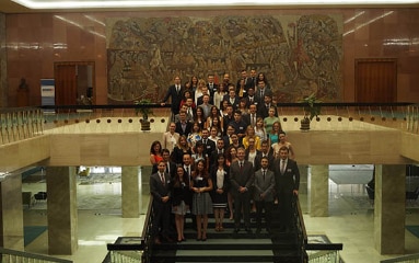 Die 57 Jugendbotschafter der Modell-OSZE im Palace of Serbia in Belgrad