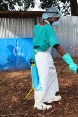 ine Krankenschwester in Liberia versprüht Desinfektionsmittel als Präventionsmassnahme gegen Ebola. 