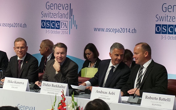 Il presidente della Confederazione Didier Burkhalter parla con il consigliere nazionale Andreas Aebi, presidente della delegazione parlamentare svizzera presso l’OSCE. A sinistra Ilkka Kanerva, presidente dell’Assemblea parlamentare dell’OSCE e il presidente del Consiglio degli Stati Hannes Germann (tutto a sinistra)