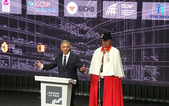 Le président de la Confédération Didier Burkhalter tient un discours lors de l'inauguration de la Maison de la paix à Genève