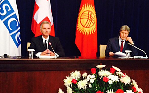 idier Burkhalter, con il presidente kirgizo Almazbek Atambaev davanti ai media.