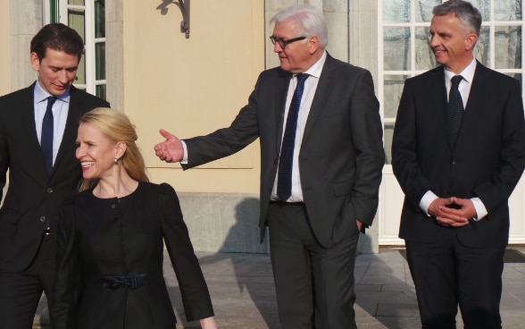 Les ministres des affaires étrangères d'Autriche (S. Kurz, à g.), de la Principauté du Liechtenstein (A. Frick), d'Allemagne (F-W. Steinmeier) et de Suisse (D. Burkhalter) lors de leur rencontre quadripartite à Berlin.