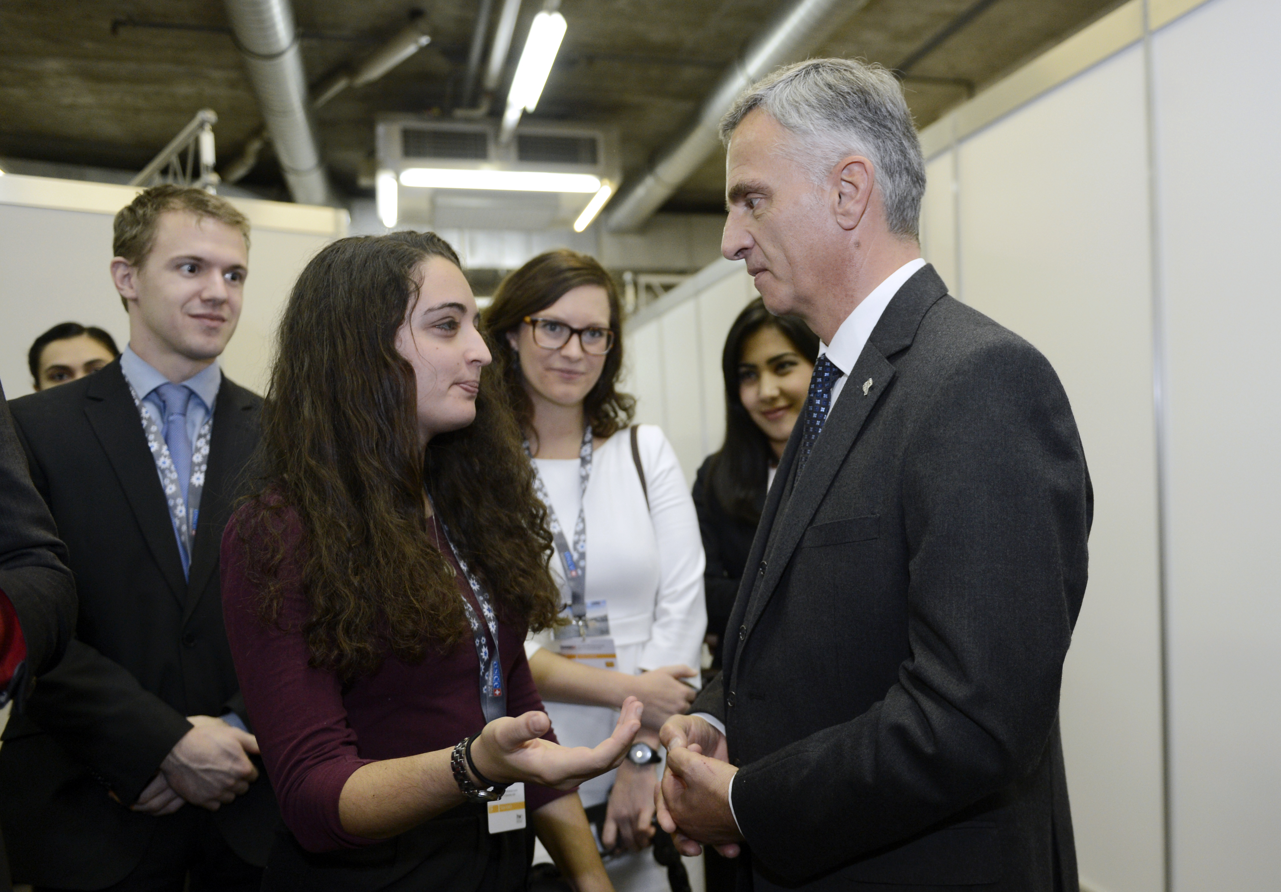 Il capo del Dipartimento degli affari esteri Didier Burkhalter incontra gli «ambasciatori della gioventù» dell’OSCE a margine del Consiglio dei ministri 2014