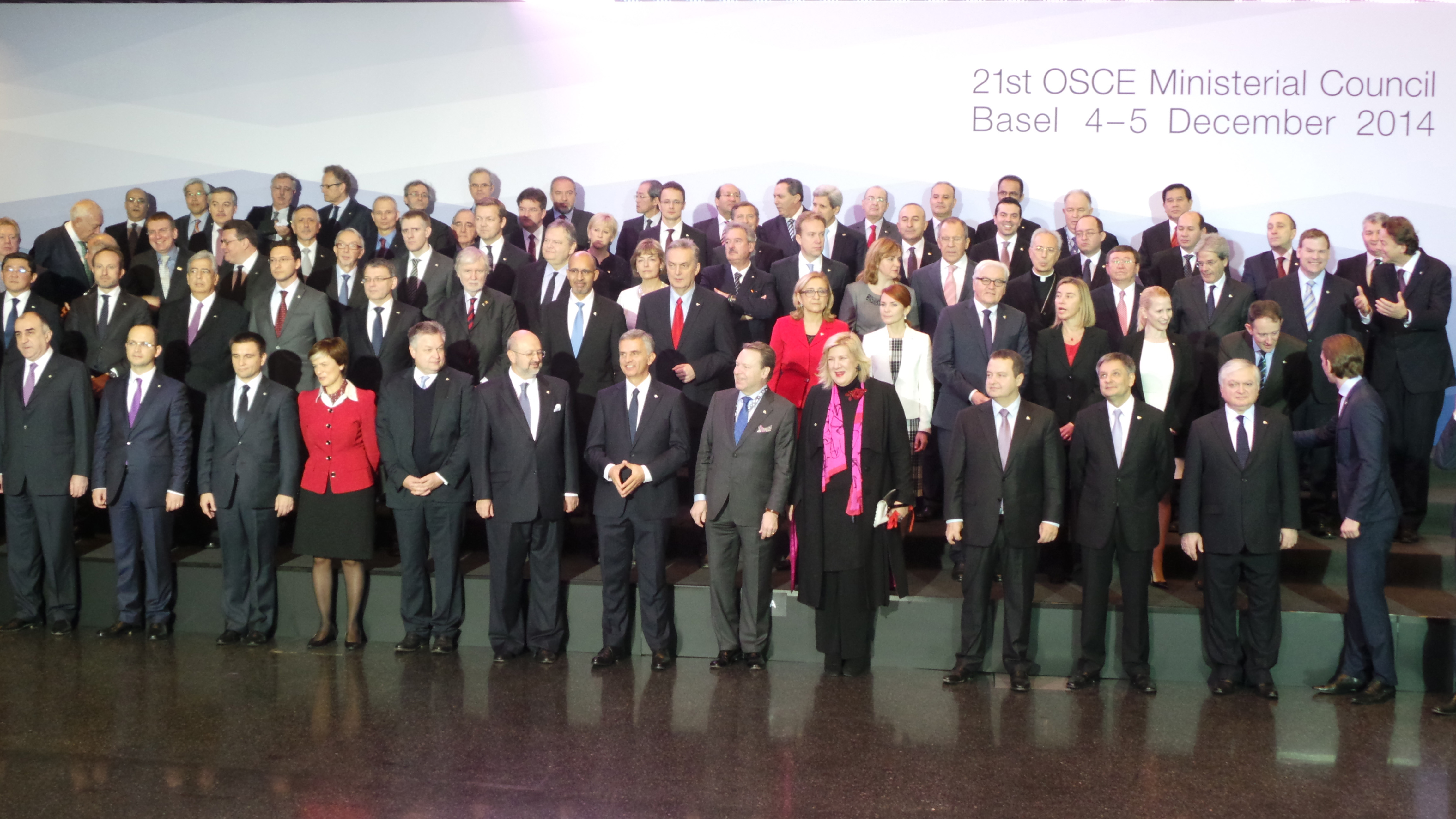 Gruppenaufnahme der teilnehmenden Aussenministerinnen und Aussenminister am Ministerratstreffen 2014 in Basel