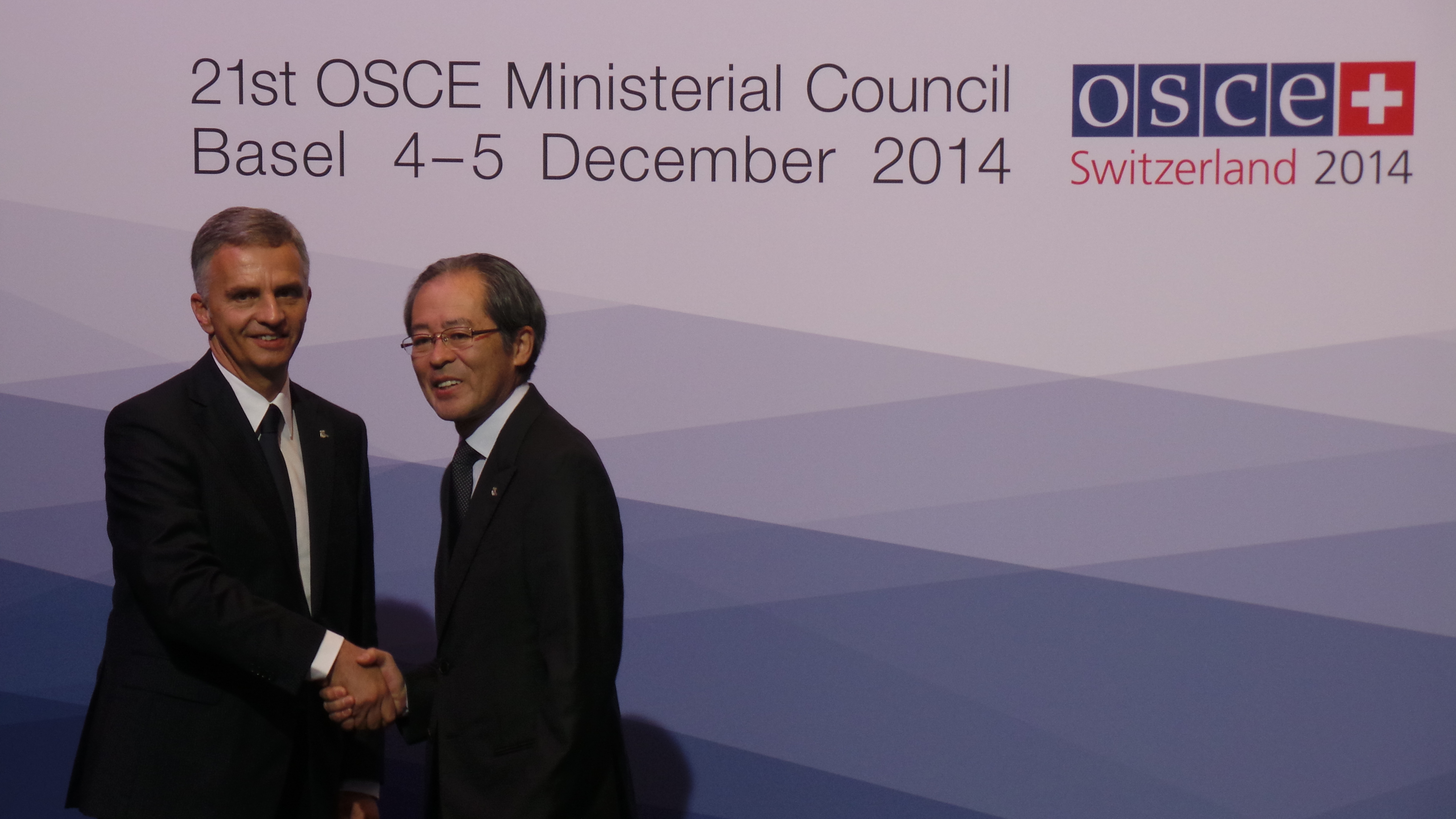 The President of the Swiss Confederation, Didier Burkhalter, greets Masaharu Kono, Special Representative (for the Middle East and Europe) in Japan at the OSCE Ministerial Council 2014 in Basel