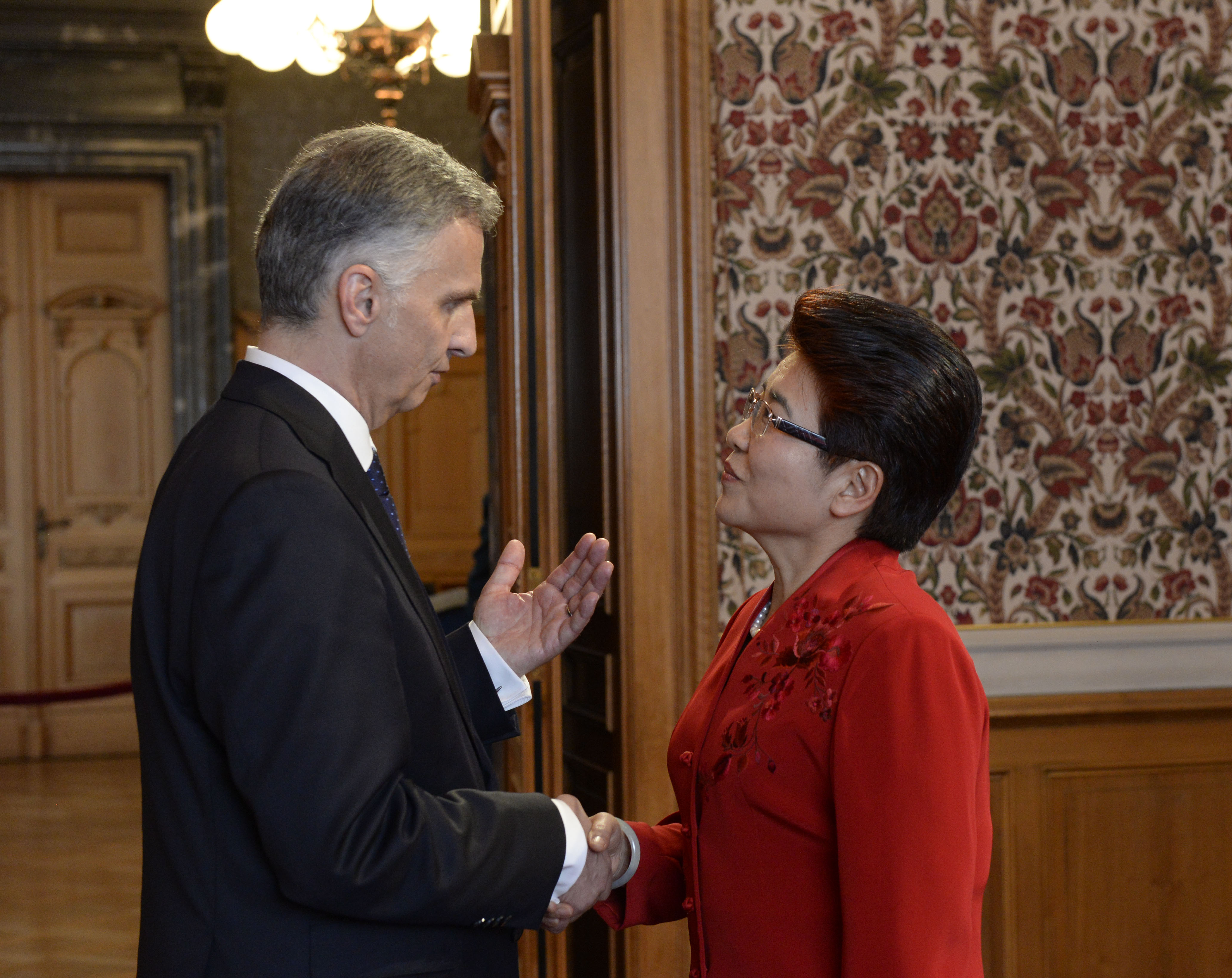 Le président de la Confédération Didier Burkhalter accueille les invités de la réception du Nouvel An, à Berne.