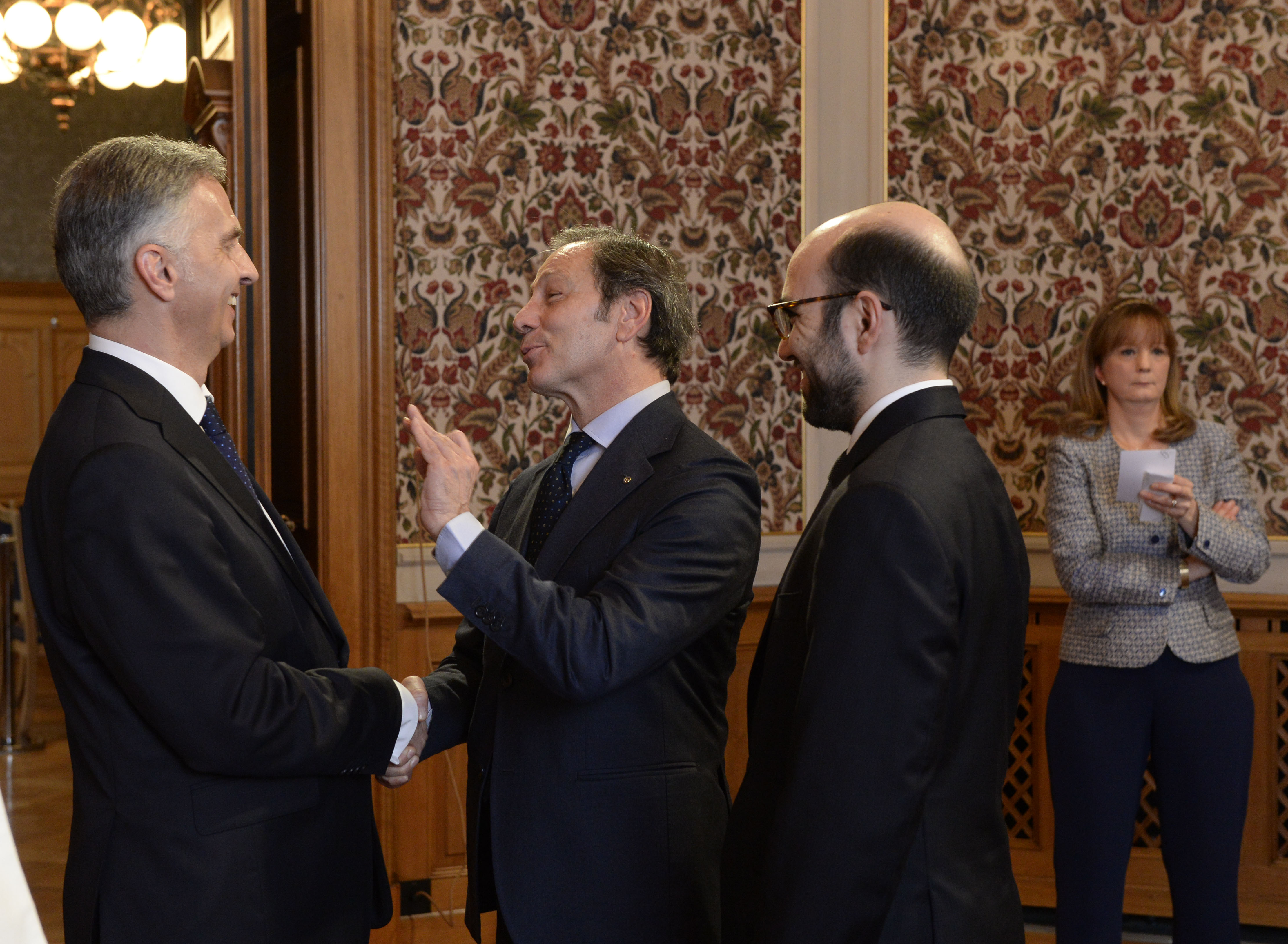 Il presidente della Confederazione Didier Burkhalter accoglie gli invitati al ricevimento di Capodanno a Berna.