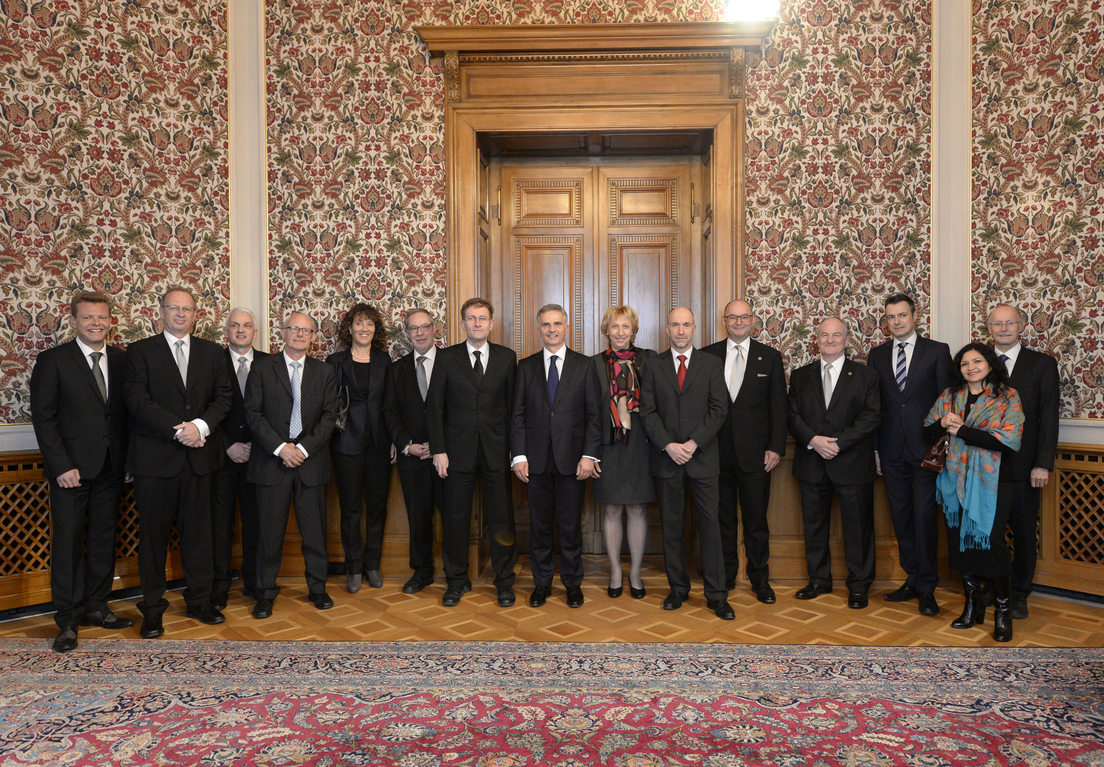 Il presidente della Confederazione Didier Burkhalter circondato dai membri delle autorità bernesi del Cantone, della città e del patriziato.