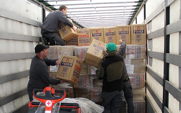 Mitarbeiter der Humanitäre Hilfe laden in Wabern bei Bern Hilfsgüter auf einen LKW. © DEZA   