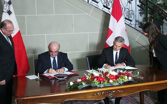 The President of the Swiss Confederation, Didier Burkhalter, and Maltese Minister for Foreign Affairs George W. Vella signing a memorandum of understanding at the Von-Wattenwyl-Haus in Bern.