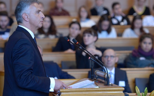 Nella sala del Gran Consiglio del Cantone di Berna, il presidente della Confederazione Didier Burkhalter si accinge a tenere il proprio discorso in occasione della giornata del diritto internazionale pubblico della DDIP del DFAE. © Keystone   