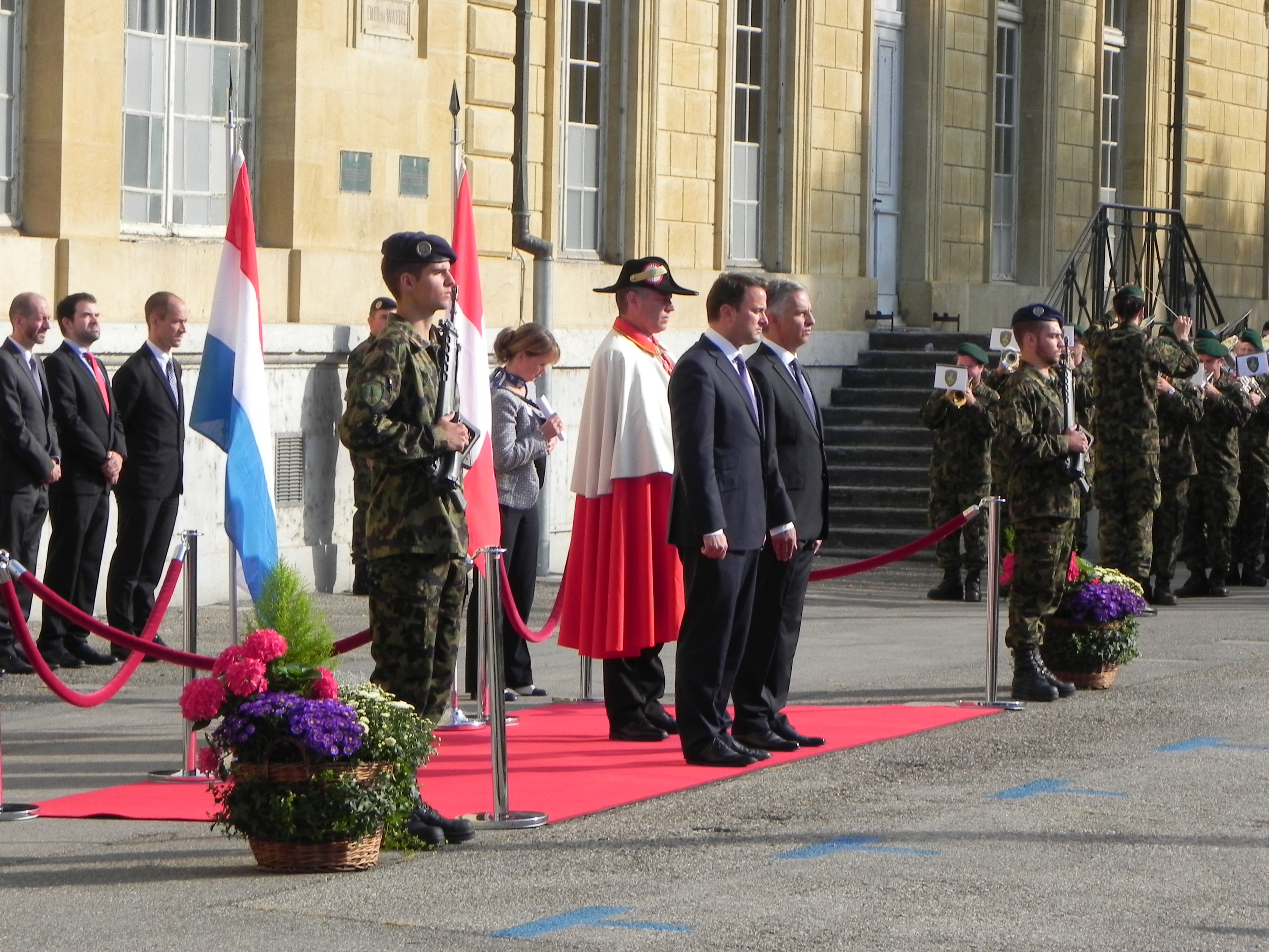The prime minister of Luxembourg, Xavier Bettel, was received with military honours 