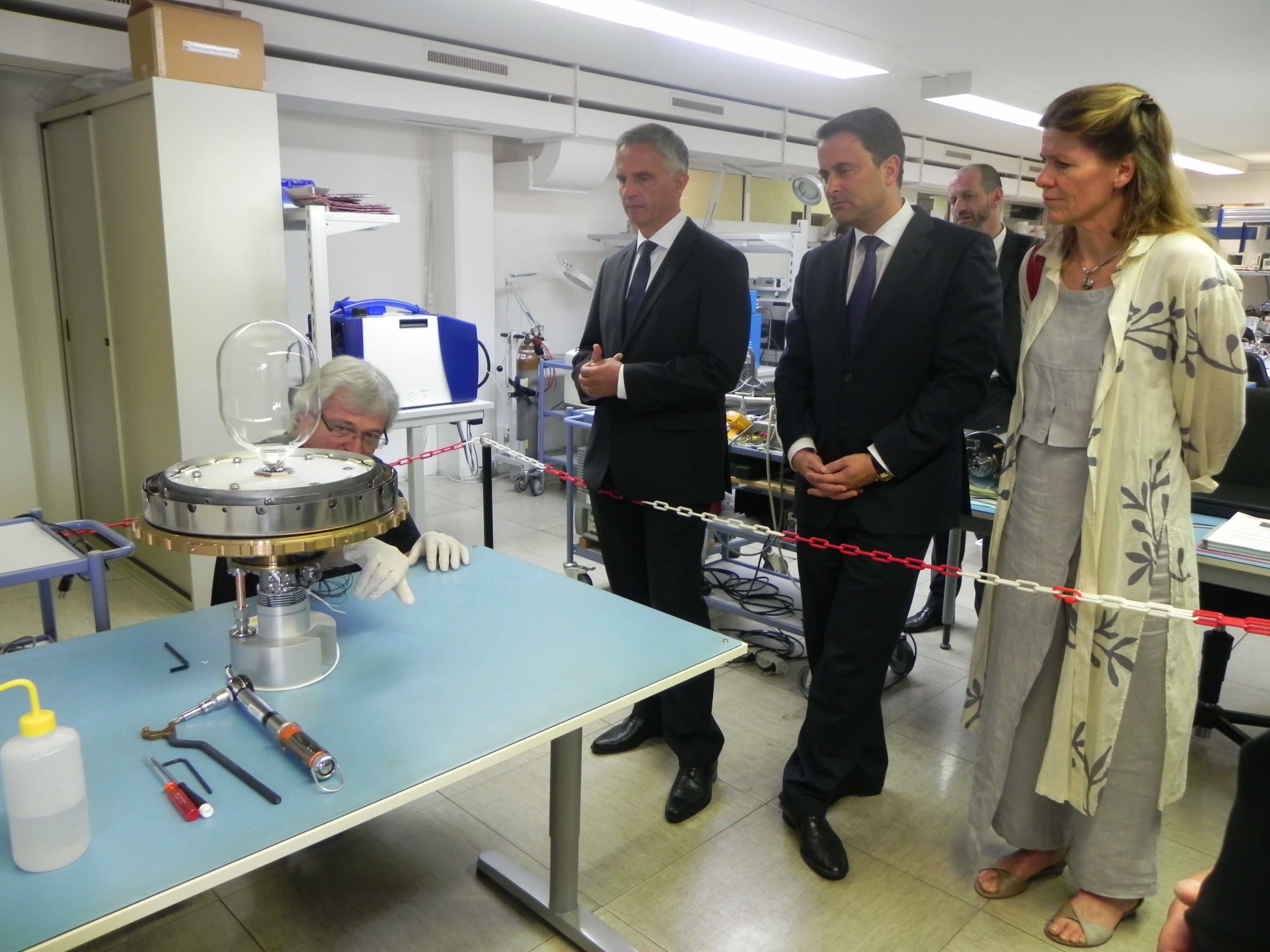 Premierminister Xavier Bettel und Bundespräsident Didier Burkhalter und die Präsidentin des Gemeinderats der Stadt Neuenburg, Christine Gaillard, besuchen die in Neuenburg ansässige Firma Spectratime.