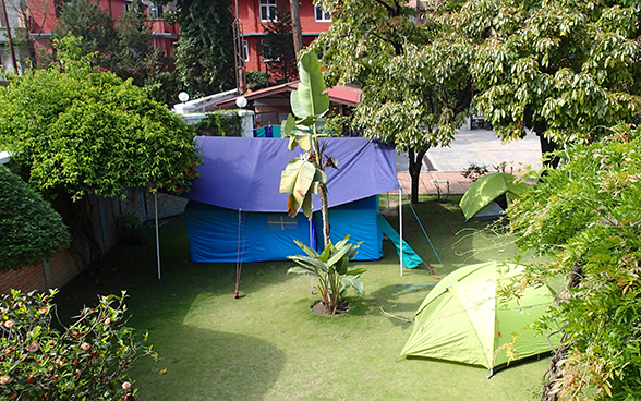 Tentes plantées sur l'espace extérieur de l'Ambassade de Suisse à Katmandou.
