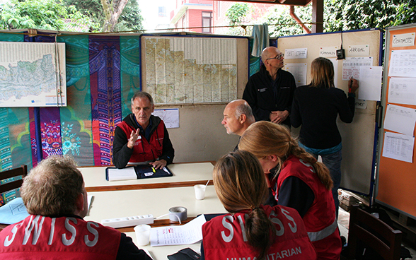 Briefing with the Swiss Humanitarian Aid Unit rapid response team leader, Ueli Salzmann, Kathmandu, 30 April 2015. 
