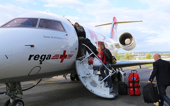 Ein Flugzeug der Schweizerischen Rettungsflugwacht Rega am Flughafen Zürich.