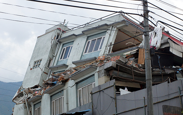 Un bâtiment touché par le tremblement de terre dans la ville de Gorkha, au Népal.