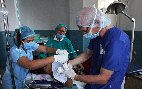 Personnel médical suisse et népalais à l’œuvre.