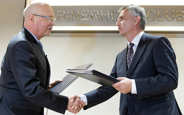 Le conseiller fédéral Didier Burkhalter et le président du Conseil de fondation du Forum économique mondial Klaus Schwab.