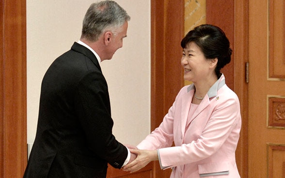 Bundesrat Didier Burkhalter wird von der südkoreanischen Präsidentin Park Geun-hye empfangen.