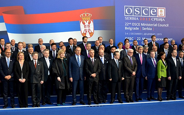Gruppenbild der Aussenministerinnen und Aussenminister sowie der Delegationsverantwortlichen in Belgrad. © OSZE