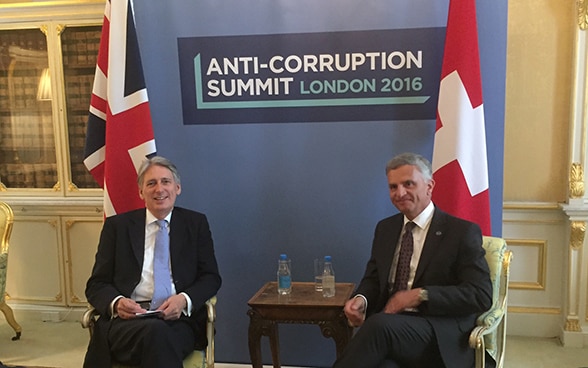 Am Rande des Anti-Corruption Summit in London führte Bundesrat Didier Burkhalter verschiedene bilaterale Gespräche, darunter mit dem britischen Aussenminister Philip Hammond.