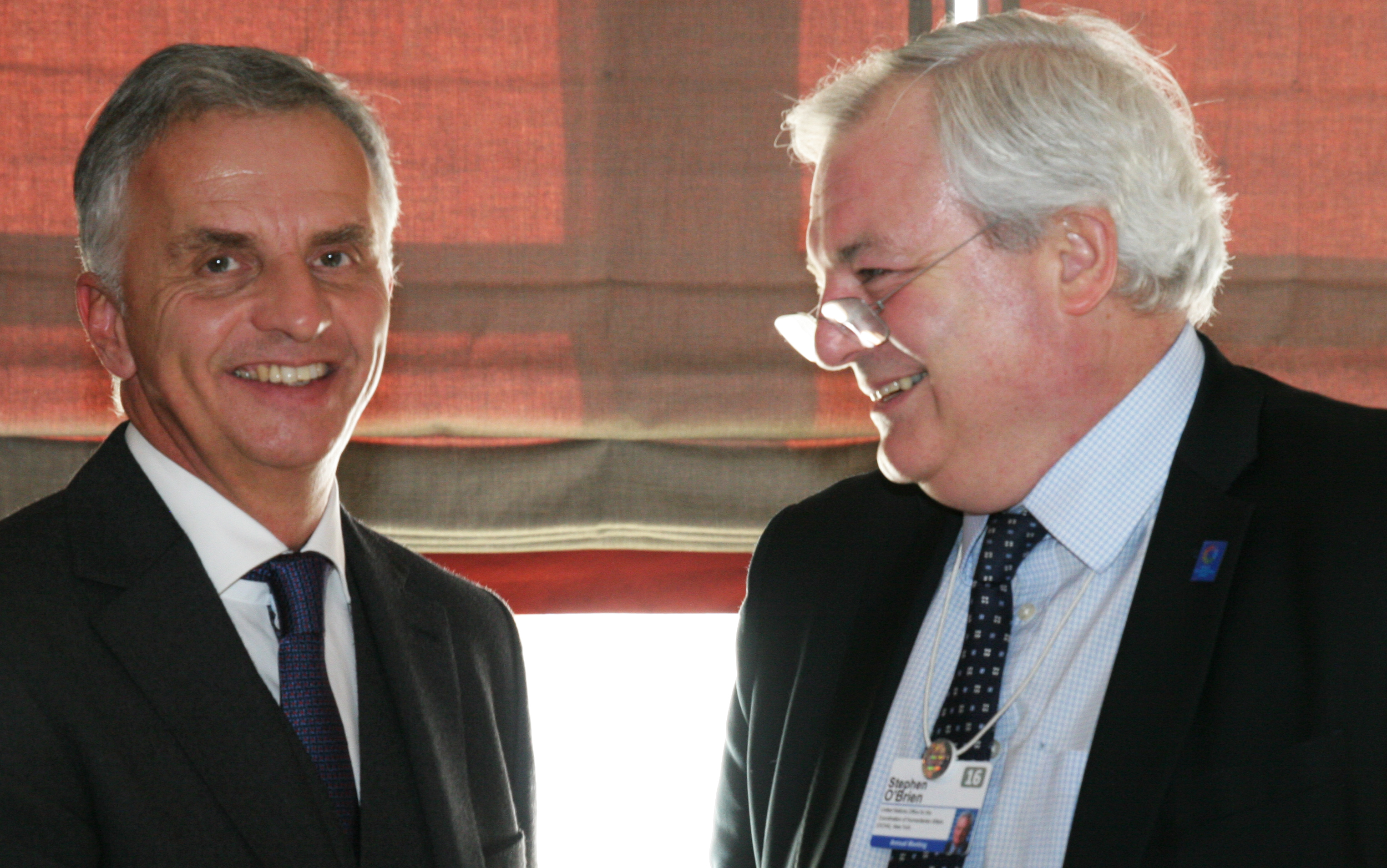 Le Conseiller fédéral Didier Burkhalter et Stephen O’Brien, le Secrétaire général adjoint des Nations Unies pour les affaires humanitaires et Coordonnateur des secours d’urgence. © DFAE