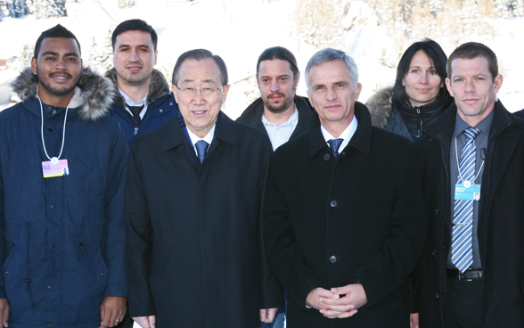 Bundesrat Didier Burkhalter mit UNO-Generalsekretär Ban Ki-moon vor dem Abflug in Davos. © EDA