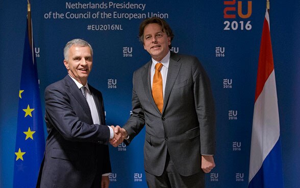 Aussenminister Didier Burkhalter wird vom niederländischen Aussenminister Bert Koenders begrüsst.
