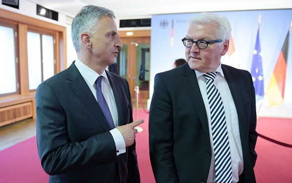 Bundesrat Didier Burkhalter wird vom deutschen Aussenminister Frank-Walter Steinmeier zu einem offiziellen Arbeitsgespräch empfangen. 